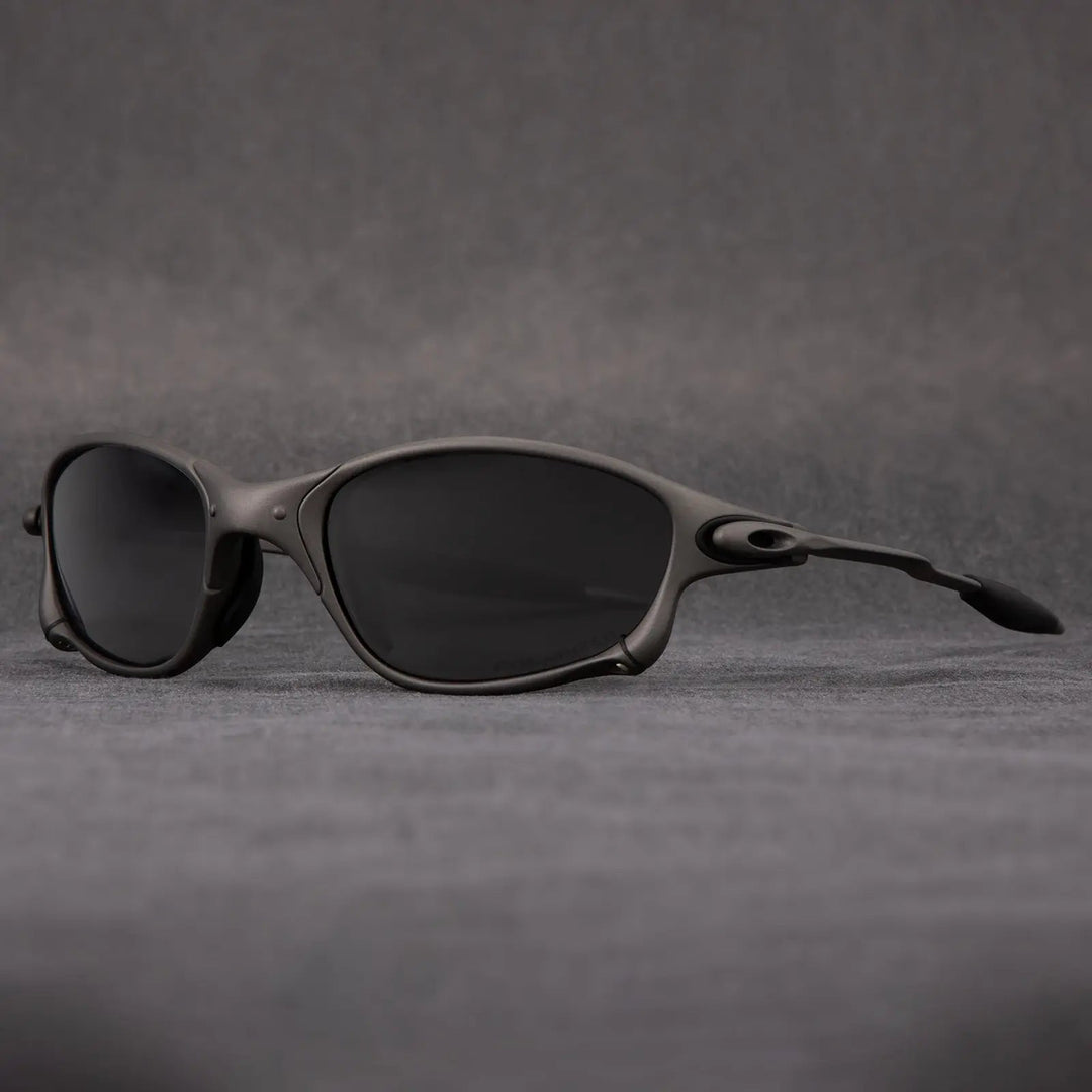 Protection UV400: Lunettes de soleil polarisées unisexes avec monture métallique robuste et verres rouges miroir. Pour toutes aventures.