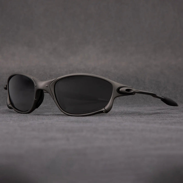 Protection UV400: Lunettes de soleil polarisées unisexes avec monture métallique robuste et verres rouges miroir. Pour toutes aventures.