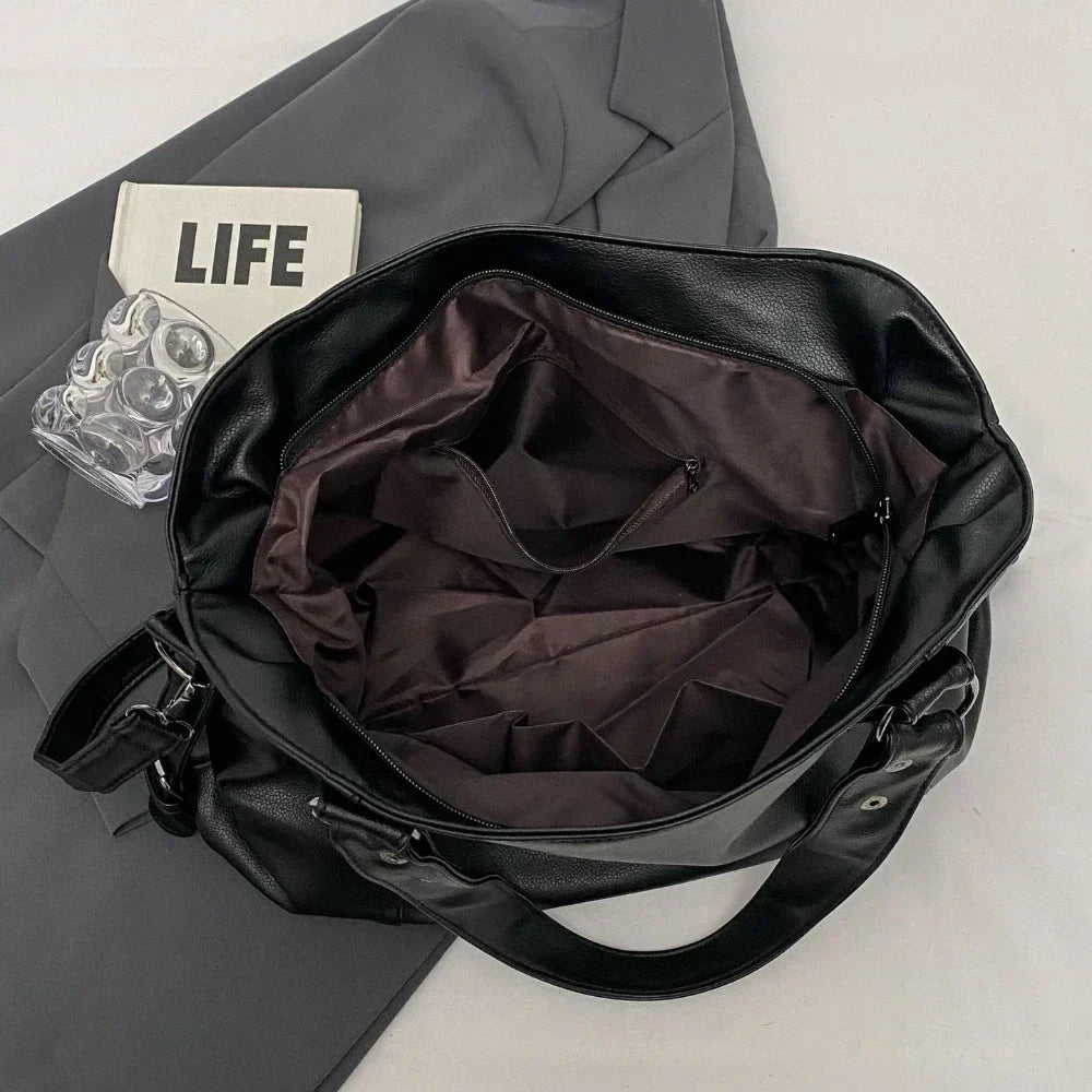 Sac à main polyvalent, porté épaule ou bandoulière, en cuir grand format, pour femme active.