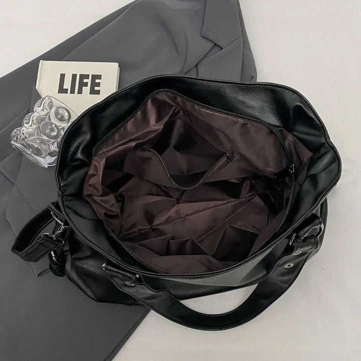 Sac à main polyvalent, porté épaule ou bandoulière, en cuir grand format, pour femme active.