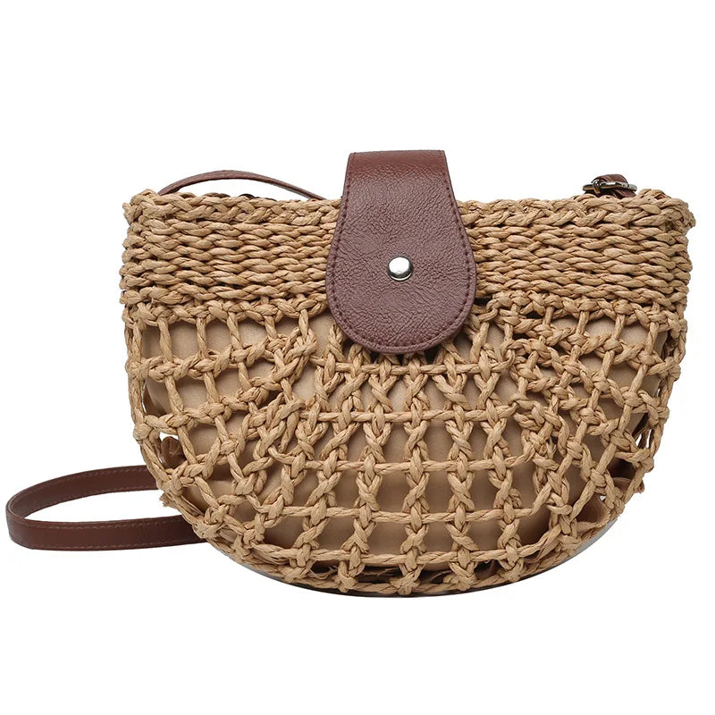 Sac bandoulière femme en paille tressée bohème-chic, idéal été. Forme demi-lune, léger accessoire mode.