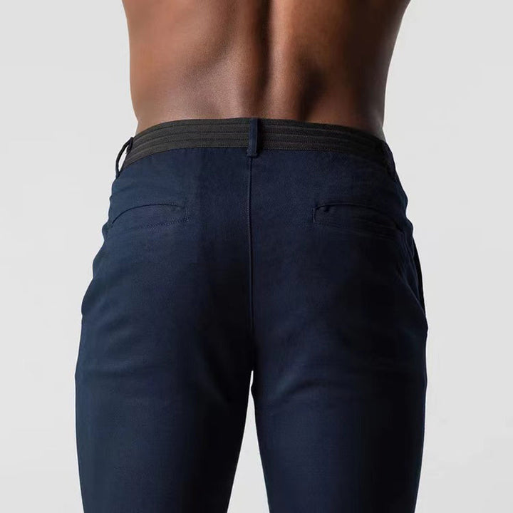 Pantalon slim noir pour homme, coupe ajustée. Parfait pour un look professionnel chic et décontracté.