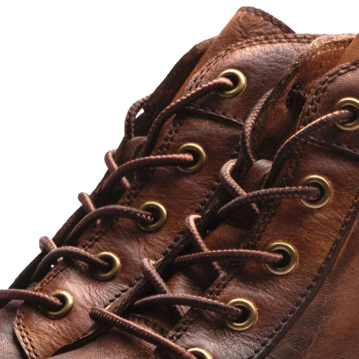 Laçage robuste des bottes rétro homme, chaussures confortables et tendance, idéales pour un look motard chic en hiver.