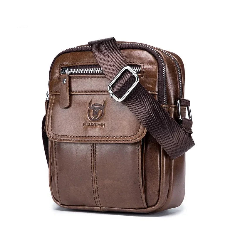 Sac bandoulière homme élégant en cuir synthétique noir, idéal pour un look moderne et sophistiqué.