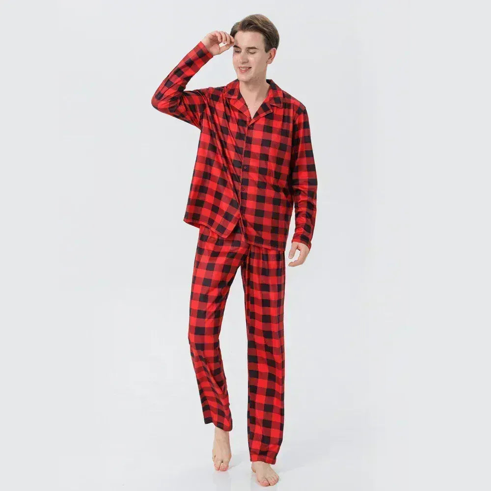 Couple adulte en pyjamas de Noël assortis, motif carreaux festifs, idéal pour l'hiver et les fêtes.