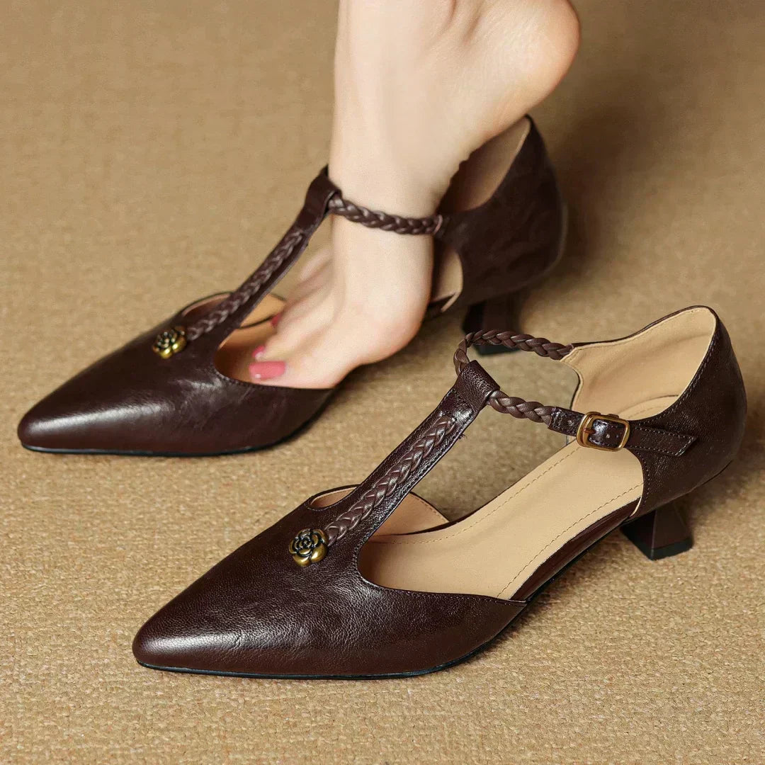 Sandales élégantes femme noires, bride tressée raffinée et talon fin chic. Parfaites pour soirées d'été.