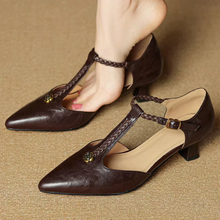Sandales élégantes femme noires, bride tressée raffinée et talon fin chic. Parfaites pour soirées d'été.