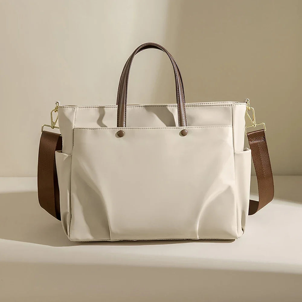 Grand sac bandoulière femme beige en nylon, idéal pour cours, travail et loisirs. Spacieux et déperlant.