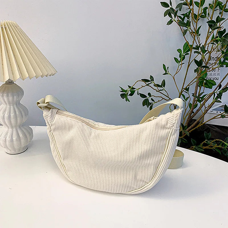 Sac banane femme confortable en velours côtelé bleu, style demi-lune, parfait sac à main bandoulière pratique et chic.