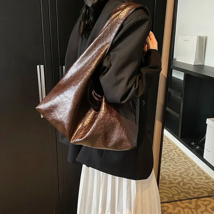 Élégant sac à main hobo crème en similicuir, idéal pour un look chic et quotidien.