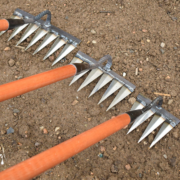 Le râteau GardenGlide simplifie le désherbage et l'entretien du jardin, un outil manuel efficace.
