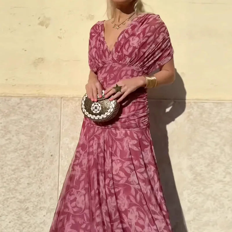 Élégante robe longue pour femme, col V profond, imprimé floral coloré. Tendance mode été.
