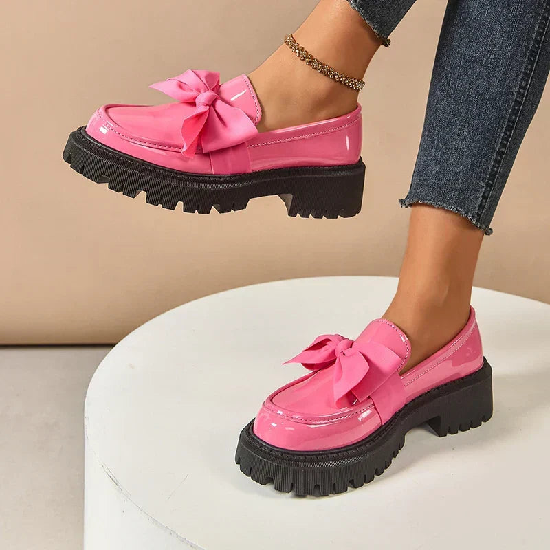 Chaussures mode Garisa pour femmes. Plateforme confortable et nœud papillon raffiné et chic.