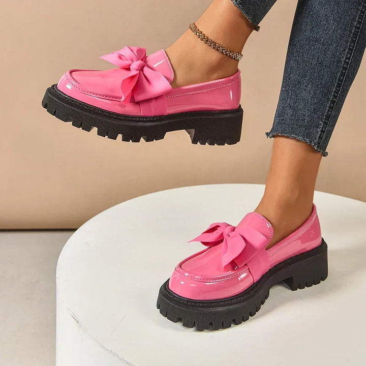 Chaussures mode Garisa pour femmes. Plateforme confortable et nœud papillon raffiné et chic.