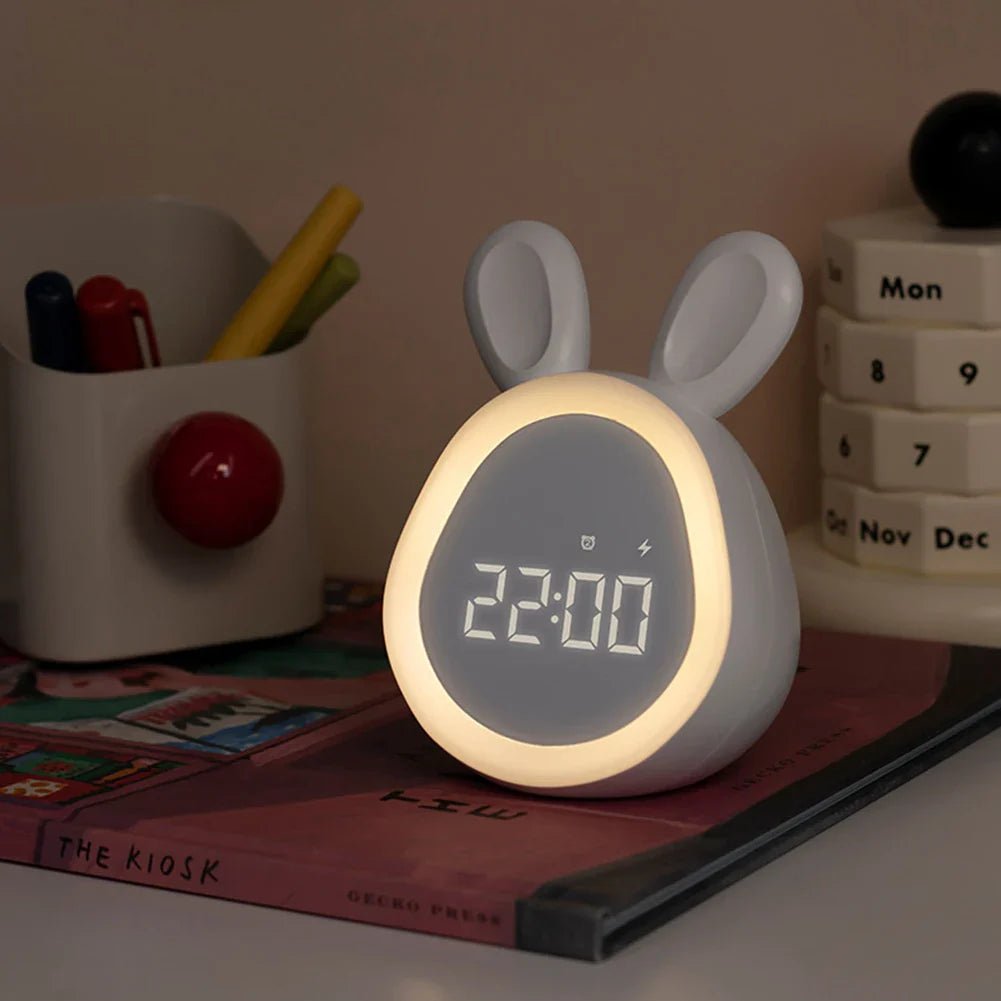 Réveil lapin BunniGlow en silicone, veilleuse LED pour chambre d'enfant. Rechargeable et doux.