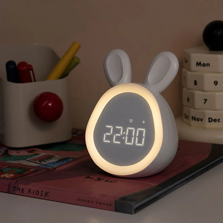 Réveil lapin BunniGlow en silicone, veilleuse LED pour chambre d'enfant. Rechargeable et doux.