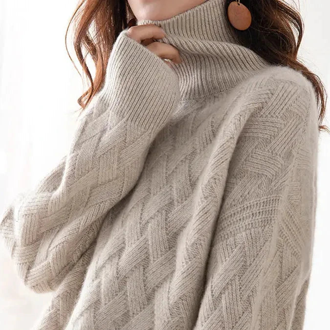 Chandail texturé croisé pour femme, col roulé. Pull hiver chic et chaud en tricot pour toutes occasions.