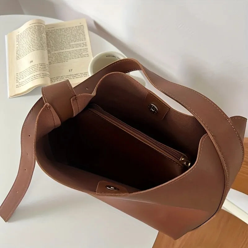 Sac cabas grande capacité pour femme, parfait pour le travail ou le shopping, très chic.