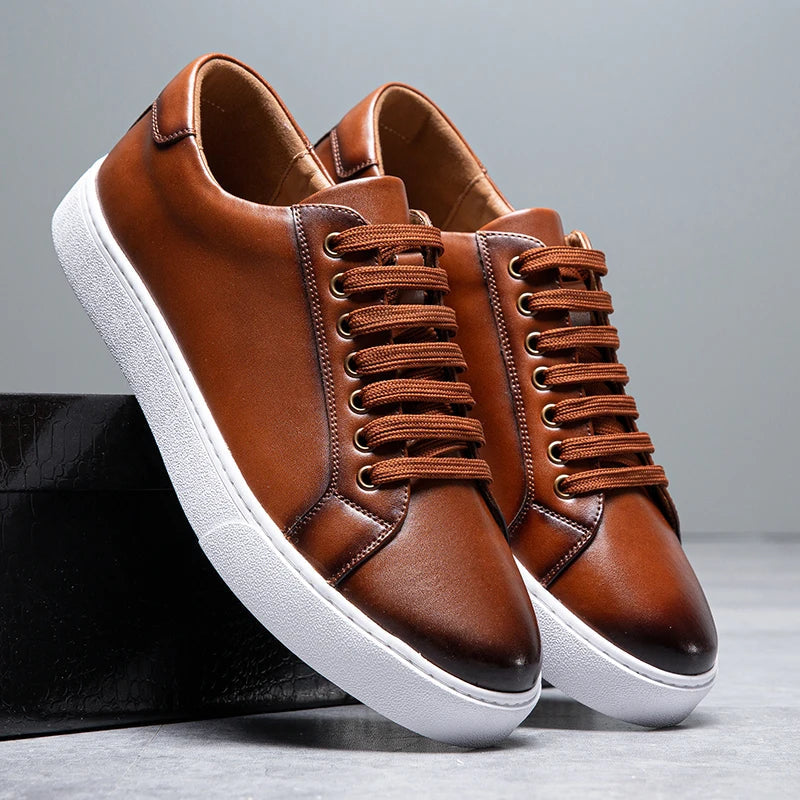 Gros plan texture sneakers hommes, matériaux respirants, confort amélioré pour activités quotidiennes.
