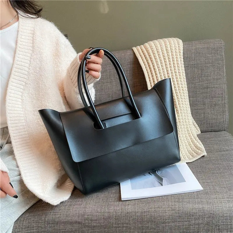 Grand sac à main femme élégant en similicuir marron, idéal pour le quotidien ou les cours.