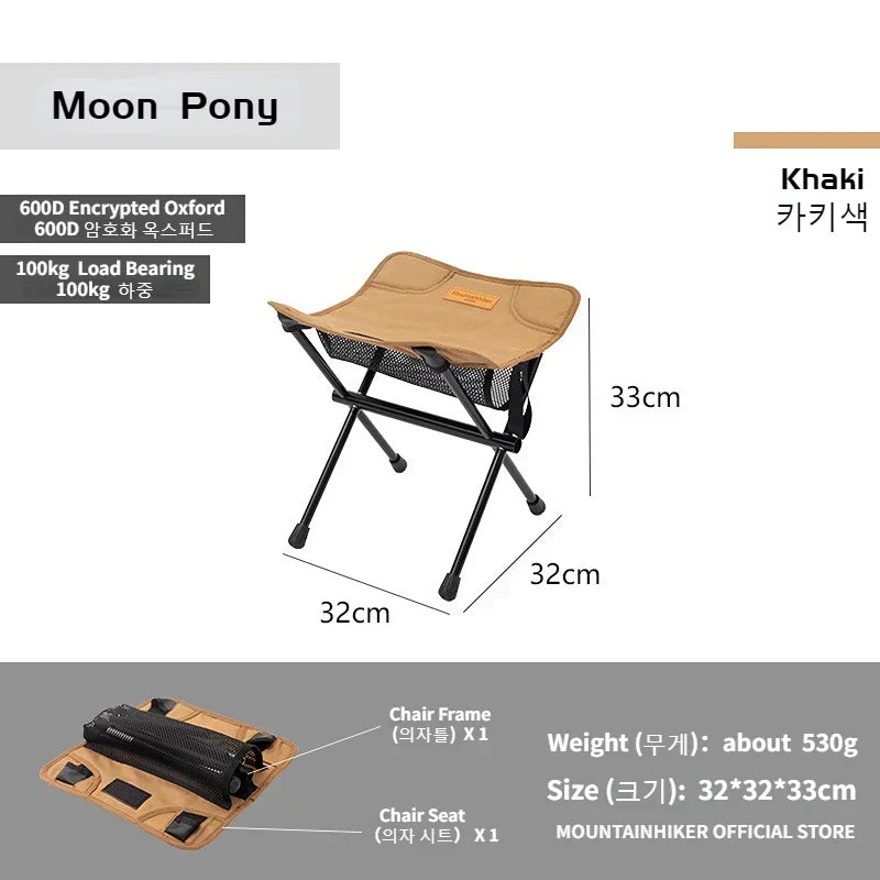 Personne assise sur une chaise pliante de camping ultra-légère, profitant du confort en extérieur.