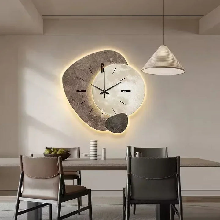 Horloge murale élégante LuxeAura, silencieuse, avec éclairage LED intégré pour une touche moderne et raffinée.