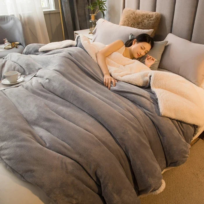 Housse de couette polaire texturée, réversible, apportant chaleur, confort et élégance au lit.