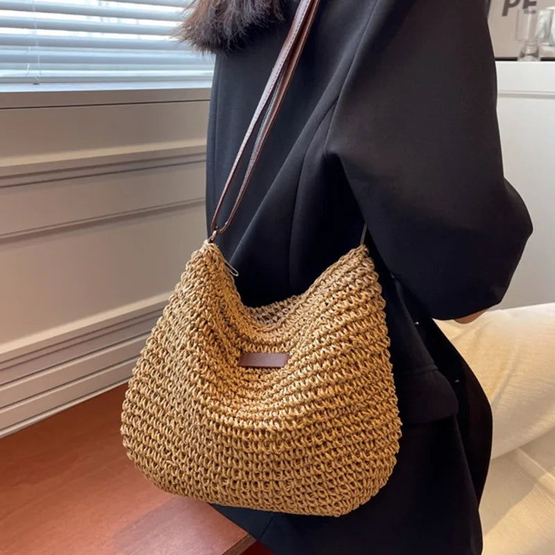 Sac à main femme en paille style bohème chic, bandoulière ajustable, parfait pour tenue d'été élégante.