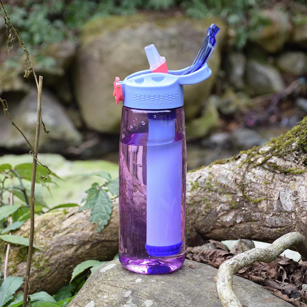 Bouteille d'eau portable avec filtre pour une hydratation sûre partout. Idéale pour voyage, randonnée, camping.