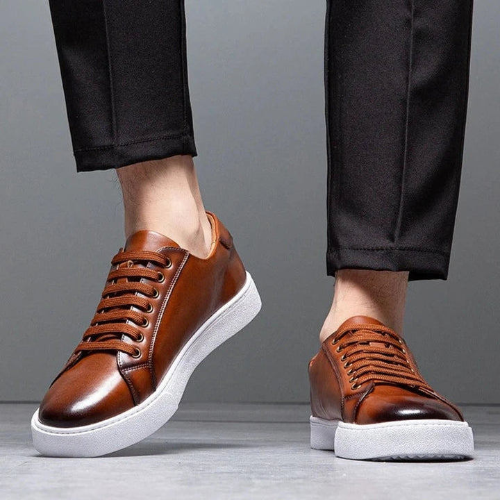Baskets kaki modernes pour hommes, confortables et durables, ajoutant une touche d'élégance urbaine.