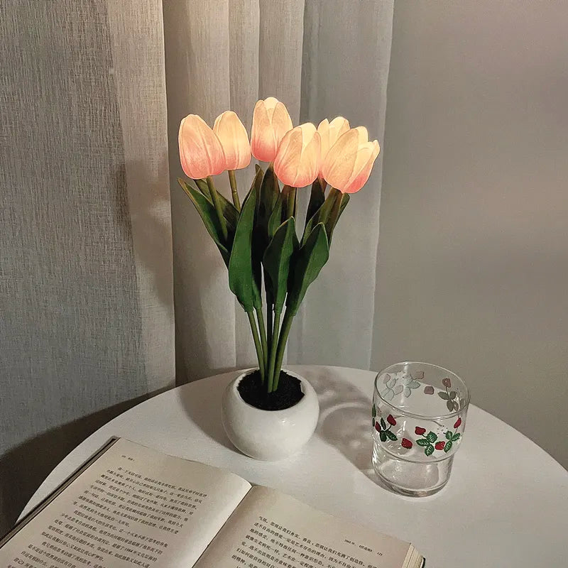 Lampe de table florale tulipe, LED sans fil, pour une touche élégante et lumineuse dans votre intérieur.