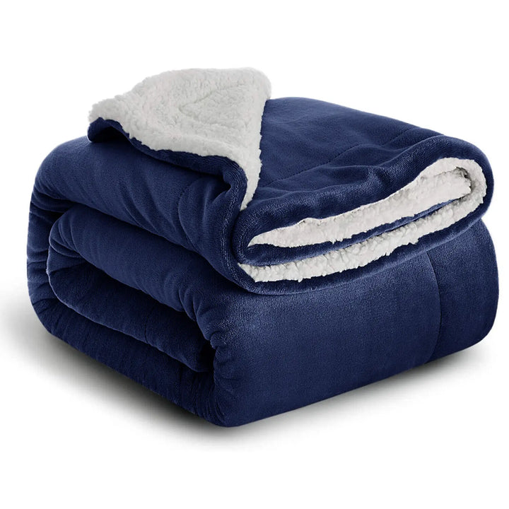 Détail de texture de la couverture sherpa réversible, douceur polaire garantie pour la maison.