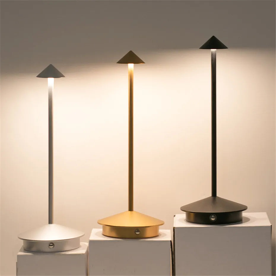 Lampe de bureau LED tactile, design moderne, rechargeable, éclairage efficace et élégant.
