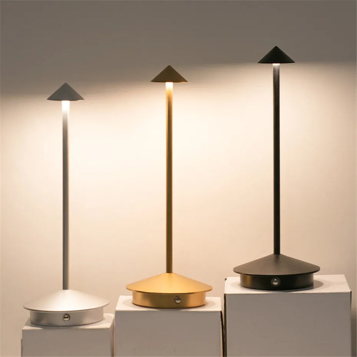 Lampe de bureau LED tactile, design moderne, rechargeable, éclairage efficace et élégant.