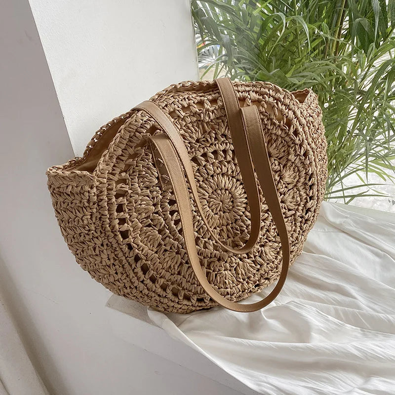 Grand sac femme en paille, parfait pour la plage ou les vacances, accessoire été chic et léger.