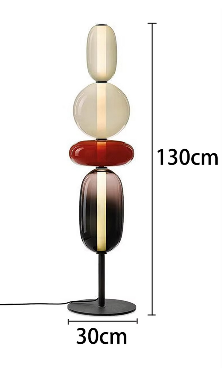 Lampe sur pied LED design courbé, ajoutant une touche artistique et un éclairage indirect moderne.