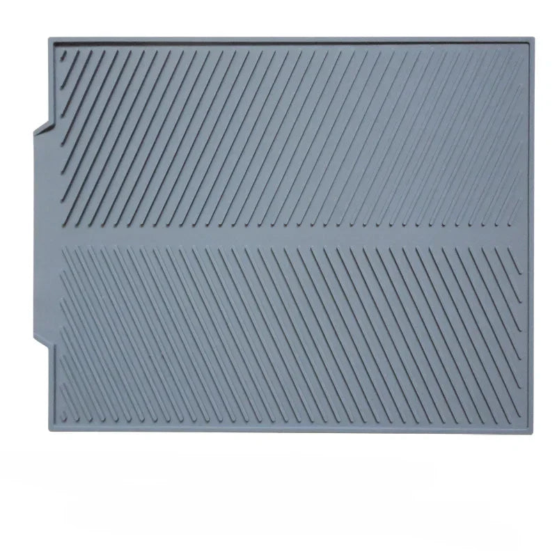 Détail du tapis égouttoir en silicone avec ses nervures pour un séchage optimal de la vaisselle. Antidérapant et flexible.