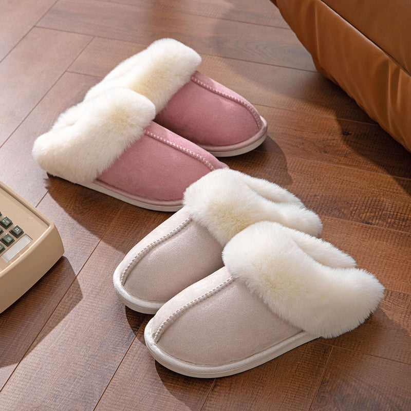 Paire de chaussons d'hiver pour femmes, enveloppant les pieds de chaleur et de douceur pour la maison.