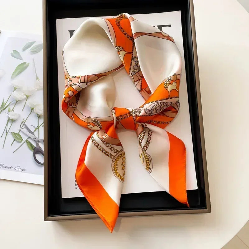 Élégant foulard carré en satin, imprimé, accessoire de mode pour cheveux ou sac.