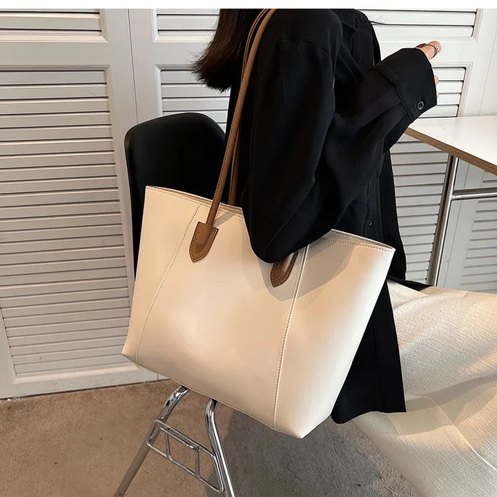Sac à main grand format en similicuir, parfait pour transporter vos affaires de cours, organisation assurée.