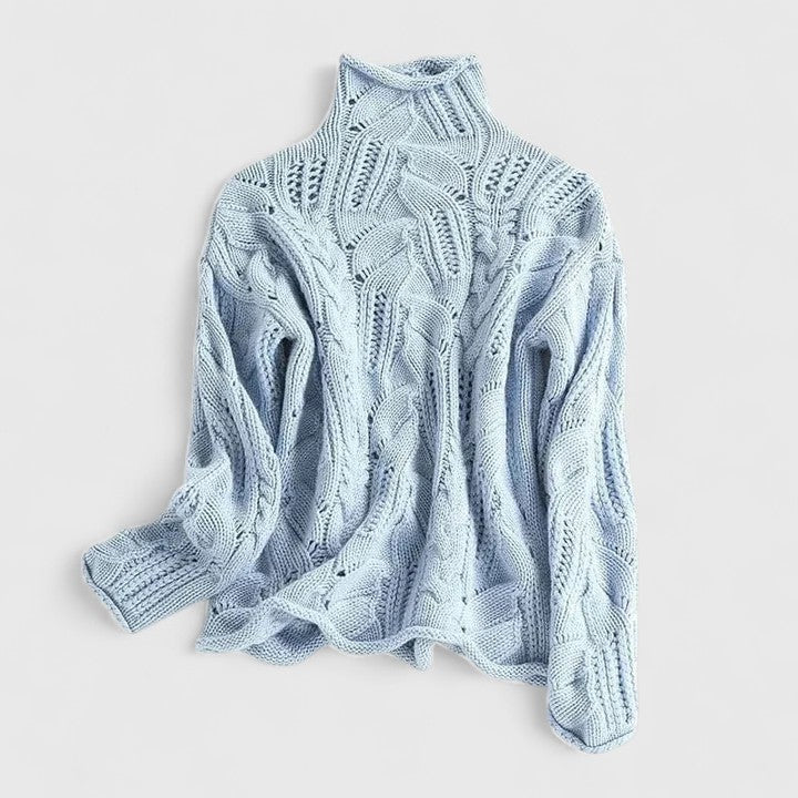Détail pull femme en tricot doux et chaud, texture élégante pour un confort hivernal optimal.