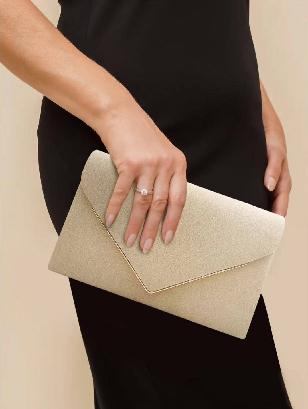 Chic pochette femme, velours doux comme du daim, accessoire de mode et style.