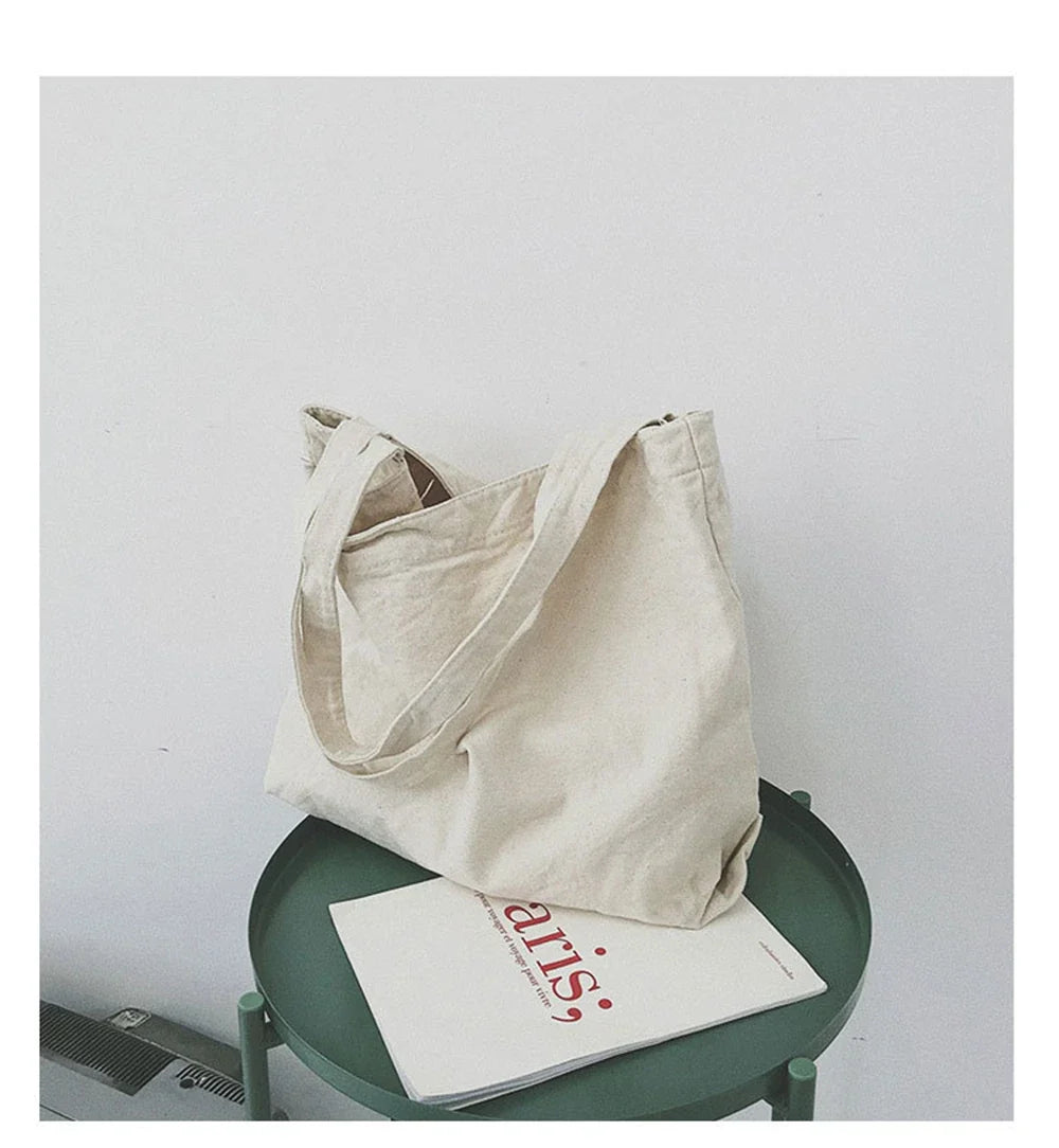 Sac cabas en coton sur l'épaule d'une femme, alliant praticité, élégance et style pour le quotidien.