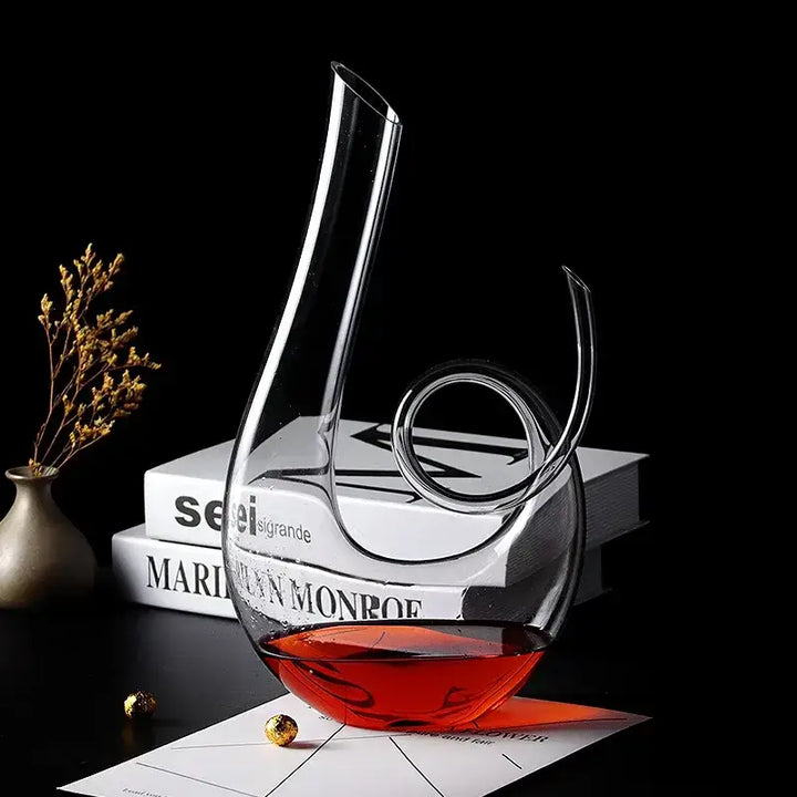 Carafe de service à vin en cristal Cygne. Article de décoration de table raffiné, idéal pour les amateurs de vin.