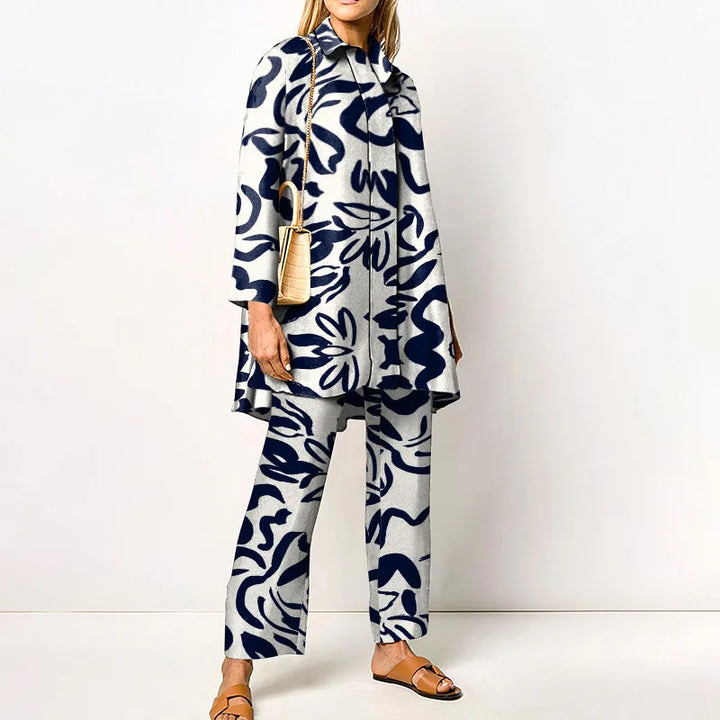 Gros plan sur le tissu imprimé du pantalon et la coupe de la blouse de l'ensemble femme vintage chic.