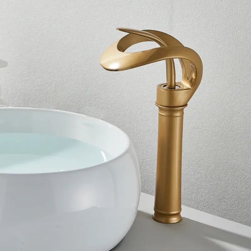Mitigeur lavabo cascade en laiton, design moderne noir mat Flowarc, élégant pour salle de bain.