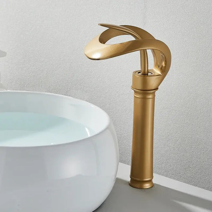 Mitigeur lavabo cascade en laiton, design moderne noir mat Flowarc, élégant pour salle de bain.
