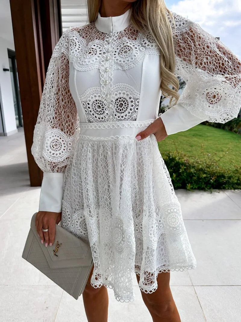 Robe midi dentelle noire Victoria, manches longues, parfaite pour cocktail ou événement chic et raffiné.