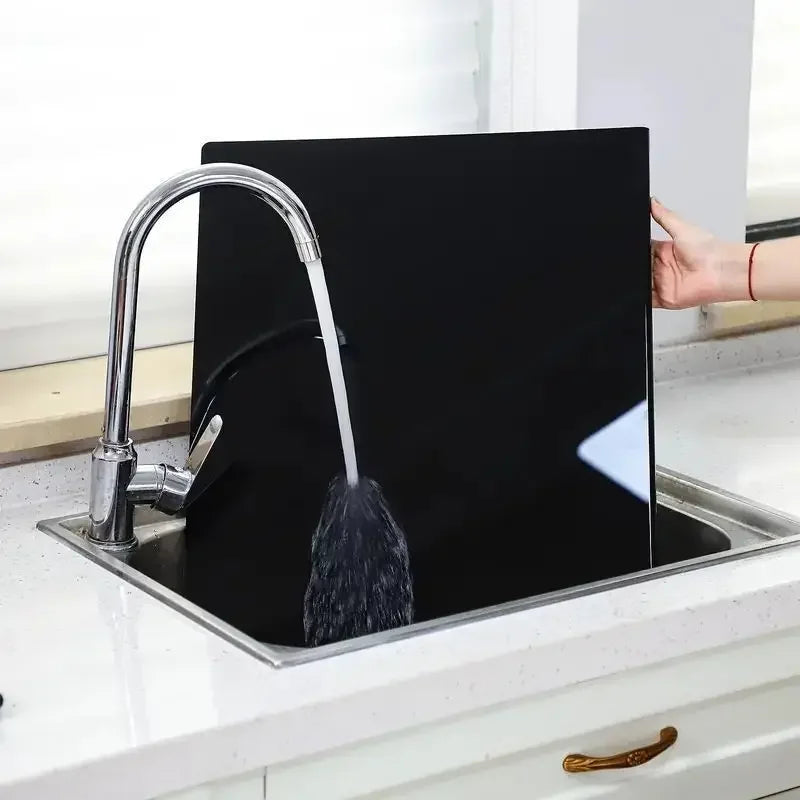 Planche à découper en acrylique robuste et hygiénique, idéale pour la préparation alimentaire en cuisine professionnelle.