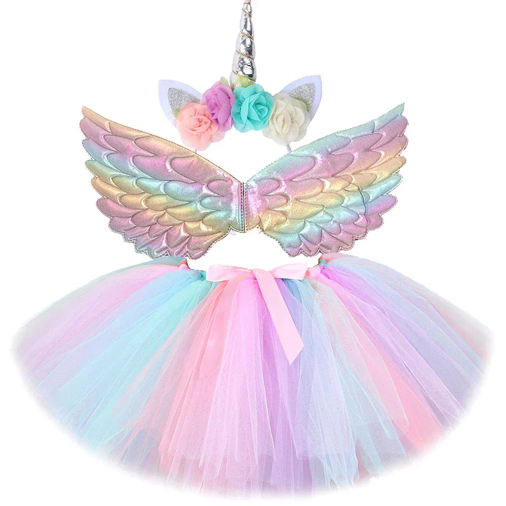 Déguisement licorne enfant complet avec tutu pastel, ailes scintillantes et diadème magique pour fête ou anniversaire.